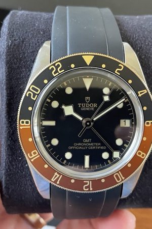 Montre-bracelet Tudor Black Bay GMT S&G 41 mm M79833 en excellent état.
