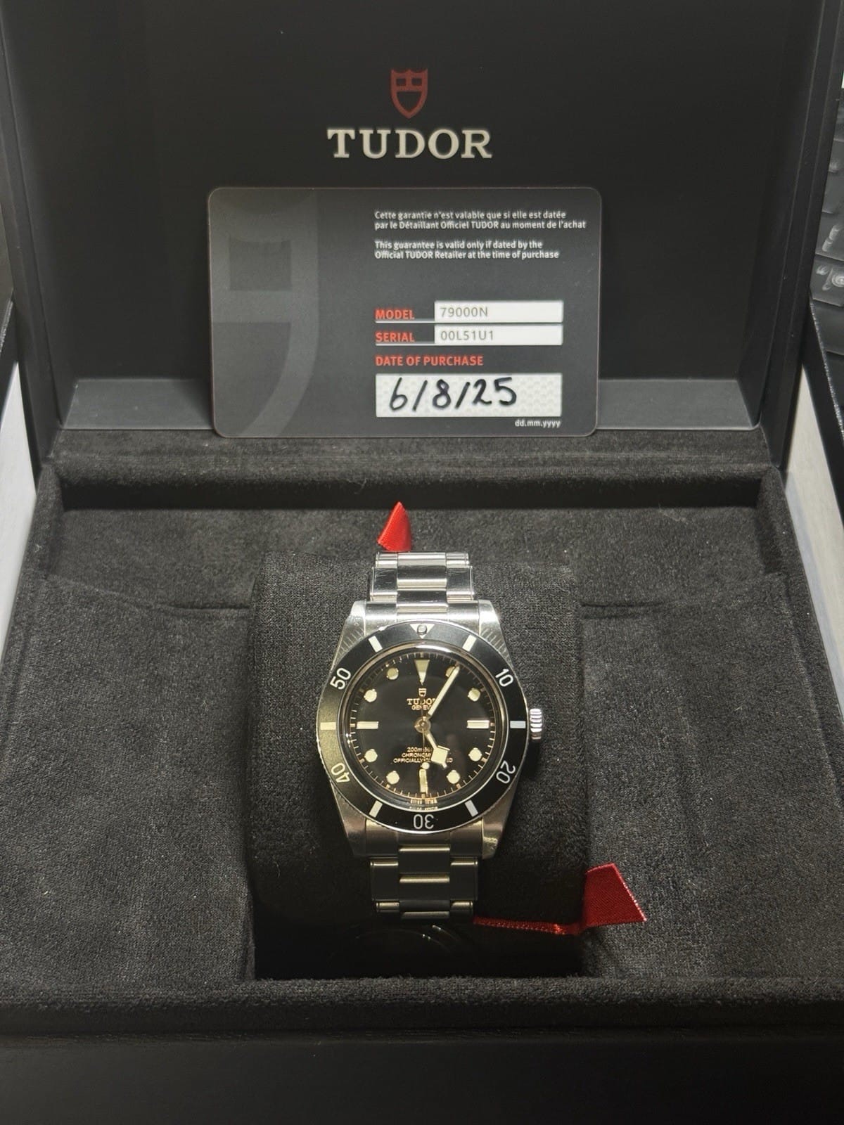 TUDOR Black Bay 54 avec demi-liaison, coffret complet 2025, boîte et papiers M79000N