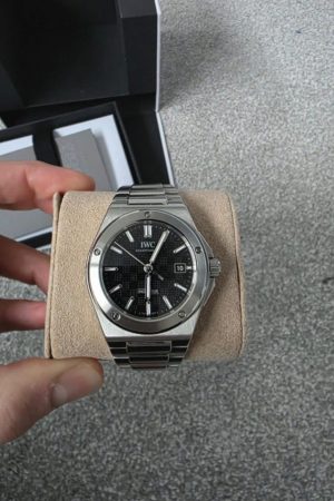 IWC Ingenieur Automatic 2024 Noir 40mm Boîte et papiers IW328901