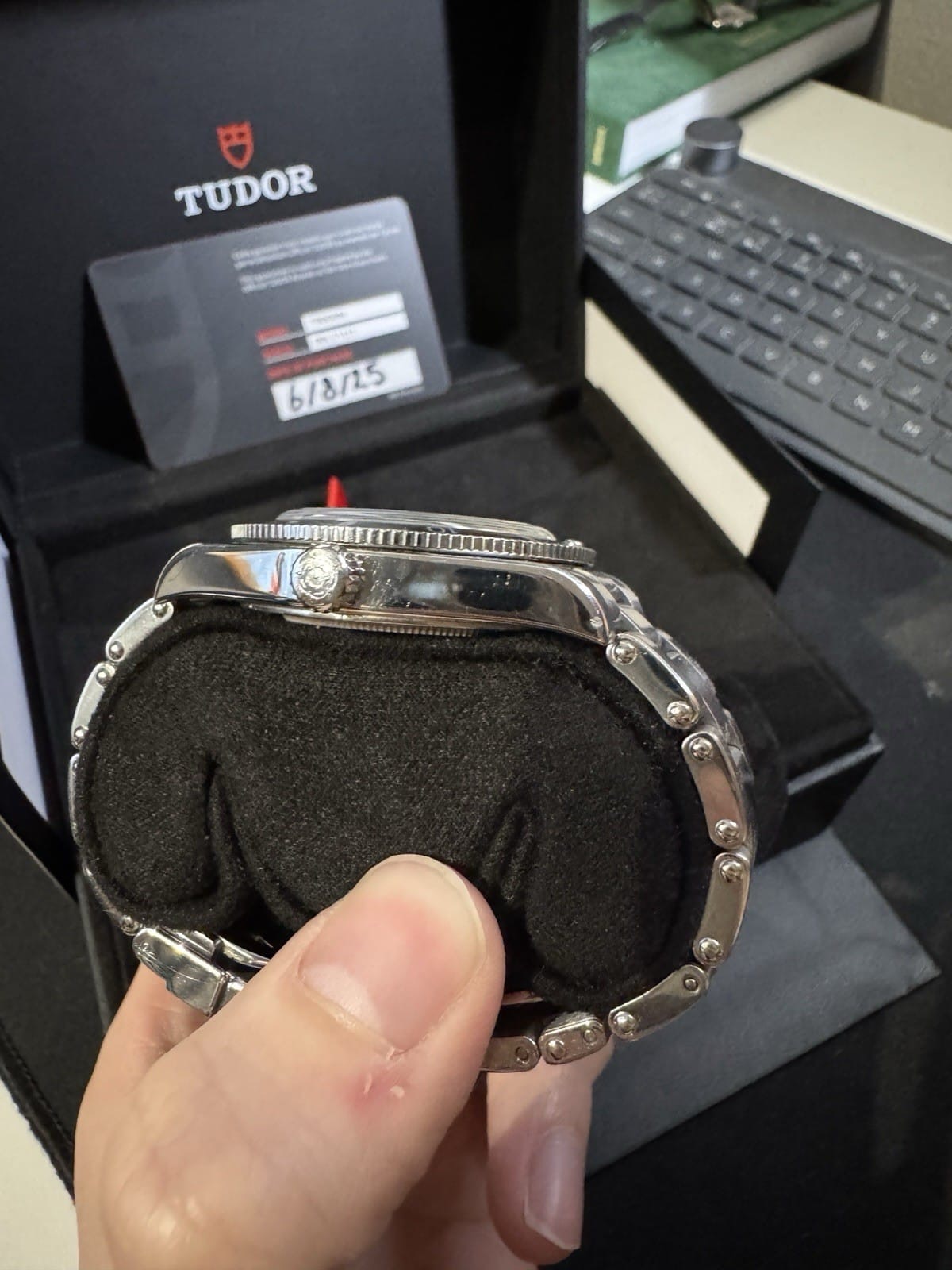 TUDOR Black Bay 54 avec demi-liaison, coffret complet 2025, boîte et papiers M79000N – Image 5