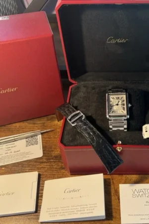 Montre-bracelet automatique Cartier Tank Must pour homme en acier inoxydable, avec boîte et papiers.