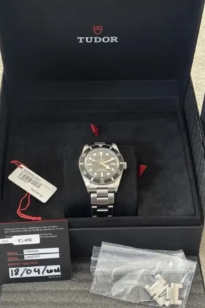 TUDOR Black Bay 54 79000N Bracelet à 3 maillons, boîte et papiers d'origine datés d'avril 2026